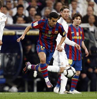 Pedro conduce un baln durante el Madrid-Barcelona del pasado sbado.