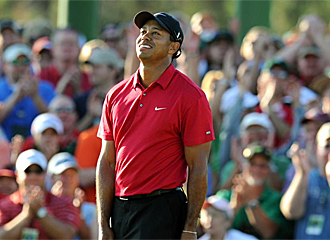 Tiger Woods se lamenta en el Master de Augusta.