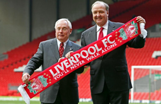 George Gillett y Tom Hicks posan con la bufanda del Liverpool