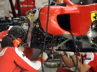 Los mecnicos de Ferrari trabajan en el monoplaza de Alonso