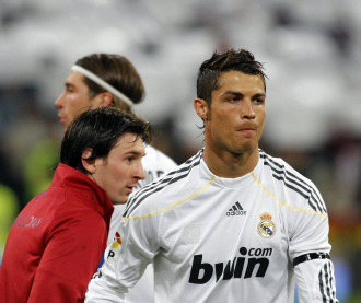 Cristiano Ronaldo y Messi se saludan en el Madrid-Bara
