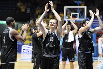 Los jugadores del Bizkaia Bilbao Basket saludan al pblico tras vencer en el choque por el tercer y cuarto puesto
