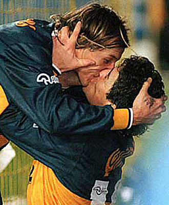 Caniggia y Maradona protagonizaron un monumental beso en un Boca-River