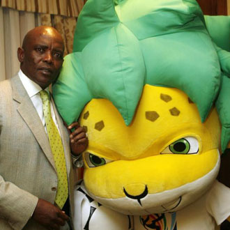 El embajador de Surfrica en Espaa posa junto a la mascota del Mundial