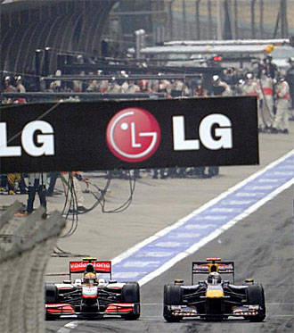 El momento en el que Hamilton y Vettel salan a la vez del pit lane en Shganghai