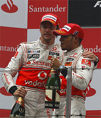 Hamilton y Button, en el podio de Shanghai