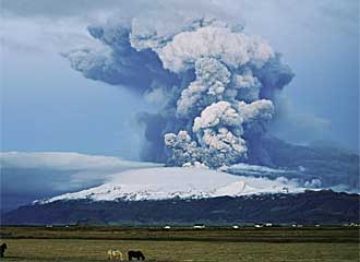 El volcn islands Eyjafjallajokull, en erupcin.