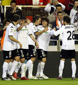 Los jugadores del Valencia celebran uno de los goles de Silva ante el Athletic.