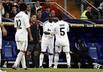 Gago deja su puesto a Lass durante el partido frente al Valencia.