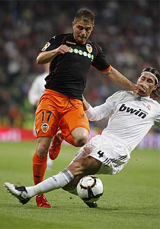 Sergio Ramos y Joaqun en una jugada durante el partido.