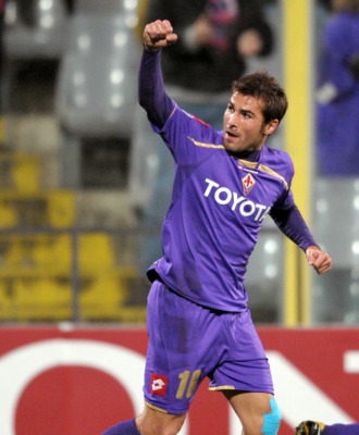 Mutu celebra un gol con la Fiorentina.