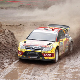 Petter Solberg disputa uno de los tramos del Rally de Turqua