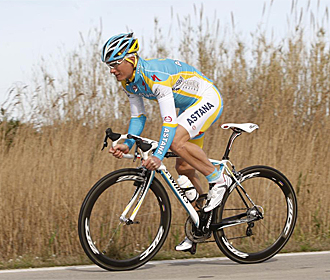Vinokourov rueda con el maillot de Astana.