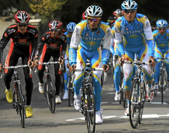 Alberto Contador inspeccion el recorrido de la Flecha junto a otros ciclistas.