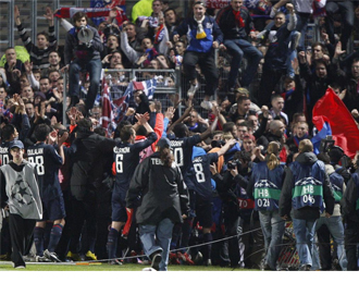 Los jugadores del Lyon celebran su pase a la semifinal.