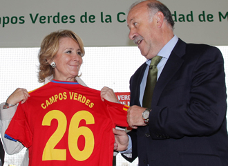 Del Bosque con Esperanza Aguirre en la presentacin de los nuevos campos de csped artificial en Madrid