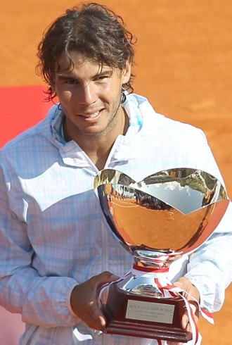 Rafa Nadal posa con el trofeo de Montecarlo.