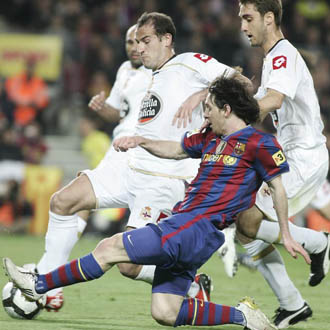 Lopo intenta parar a Leo Messi