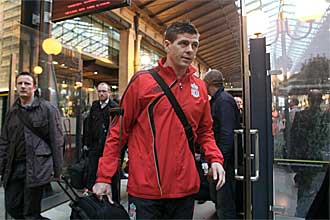 Steven Gerrard, en la estacin de tren de Pars antes de viajar a Burdeos