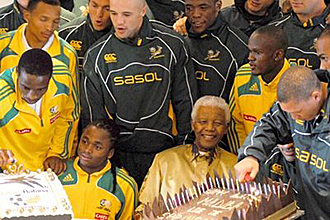 Los jugadores de las selecciones de rugby y ftbol de Surfrica celebraron juntos el cumpleaos de Mandela hace dos aos... con la vista puesta ya en el Mundial de ftbol de los 'Bafana Bafana' un ao despus de haber ganado los 'Springboks' el de rugby