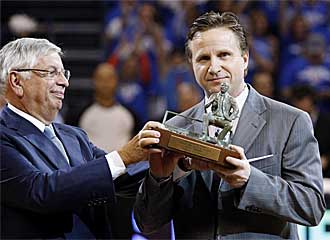 David Stern entrega a Scott Brooks, entrenador de los Oklahoma City Thunder, el trofeo que le acredita como entrenador del ao en la NBA.