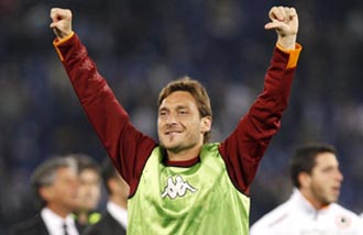 Francesco Totti 'dedic' estos gestos a la aficin del Lazio