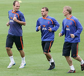 Robben, Sneijder y Kuyt, tres de los holandeses que no dejan dormir al seleccionador nipn, durante un entrenamiento de Holanda