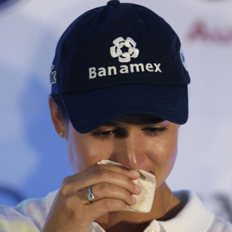 Ochoa llora durante la rueda de prensa en la que explic su retirada
