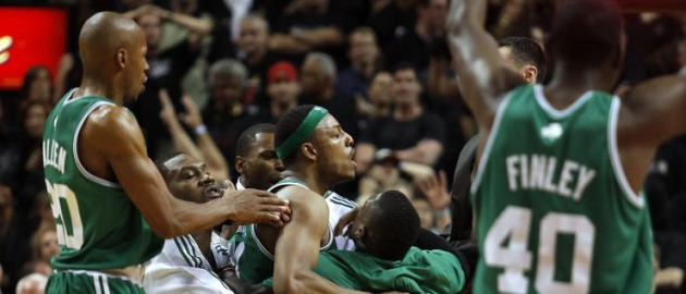 Los jugadores de los Celtics celebran su triunfo sobre Miami.