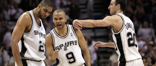 Los tres cracks de los Spurs celebran su victoria.