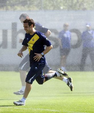 David Garca, bajo el agua de riego en un entrenamiento del Espanyol
