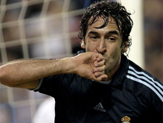 Raúl celebra el gol en La Romareda