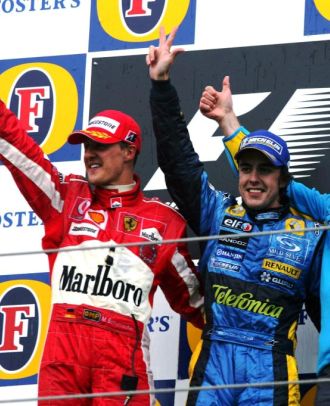 Michael Schumacher y Fernando Alonso, en el podio de San Marino 2005
