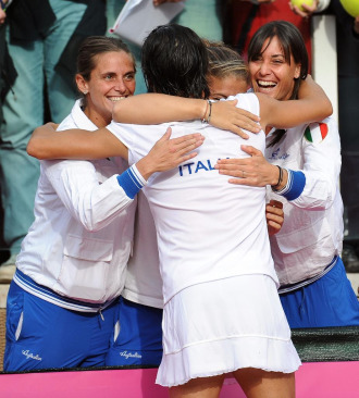 Francesca Schiavone se abraza a sus compaeras tras ganar.