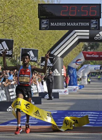 Haile Gebrselassie cruza la meta en Madrid.