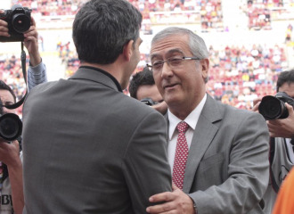 Manzano saluda a Muiz antes del inicio del partido