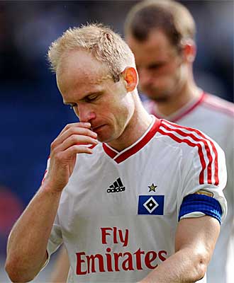 Cara de desolacin del checo David Jarolim, del Hamburgo, tras la dolorosa derrota de este domingo.