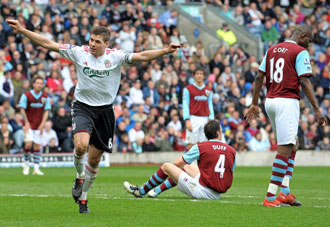 Gerrad celebra su segundo gol contra el Burnley