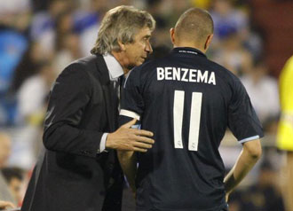 Pellegrini dando instrucciones a Benzema en La Romareda