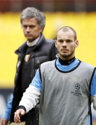 Sneijder se entrena bajo la mirada de Mourinho
