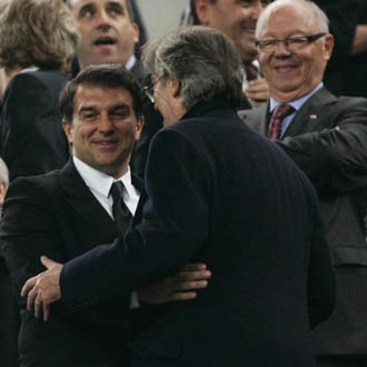 Moratti y Laporta se saludan en el palco del Camp Nou