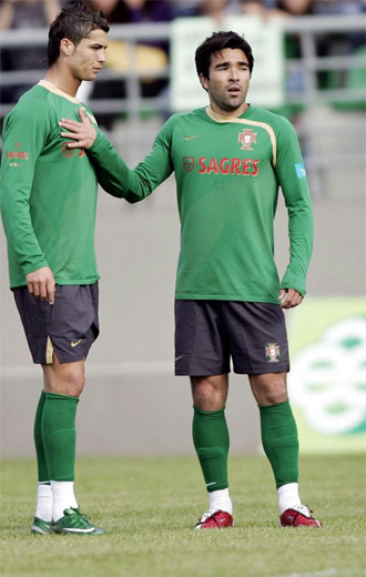 Cristiano y Deco en un entrenamiento de Portugal.