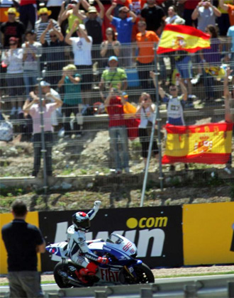Lorenzo saluda a las gradas del circuito de Jerez la temporada pasada.