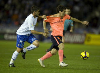 Messi es agarrado por Luna en el Tenerife-Bara de la primera vuelta