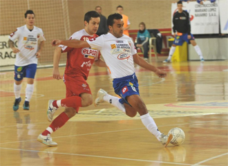 Sergio Rivero dispara durante el encuentro de la primera vuelta ante ElPozo