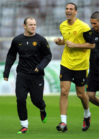 Rooney y Ferdinand corren durante un entrenamiento