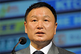 Huh Jung-moo, dando la lista provisional de Corea del Sur para el Mundial 2010