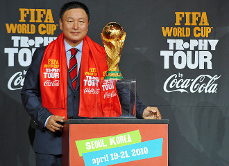 Huh Jung-moo, seleccionador surcoreano, con la Copa del Mundo.