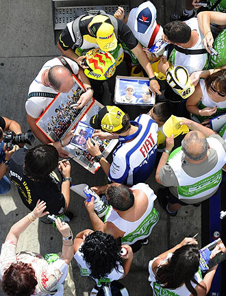 Rossi atiende a algunos aficionados en Jerez.
