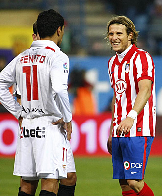 Renato y Forln bromean en el partido de ida.